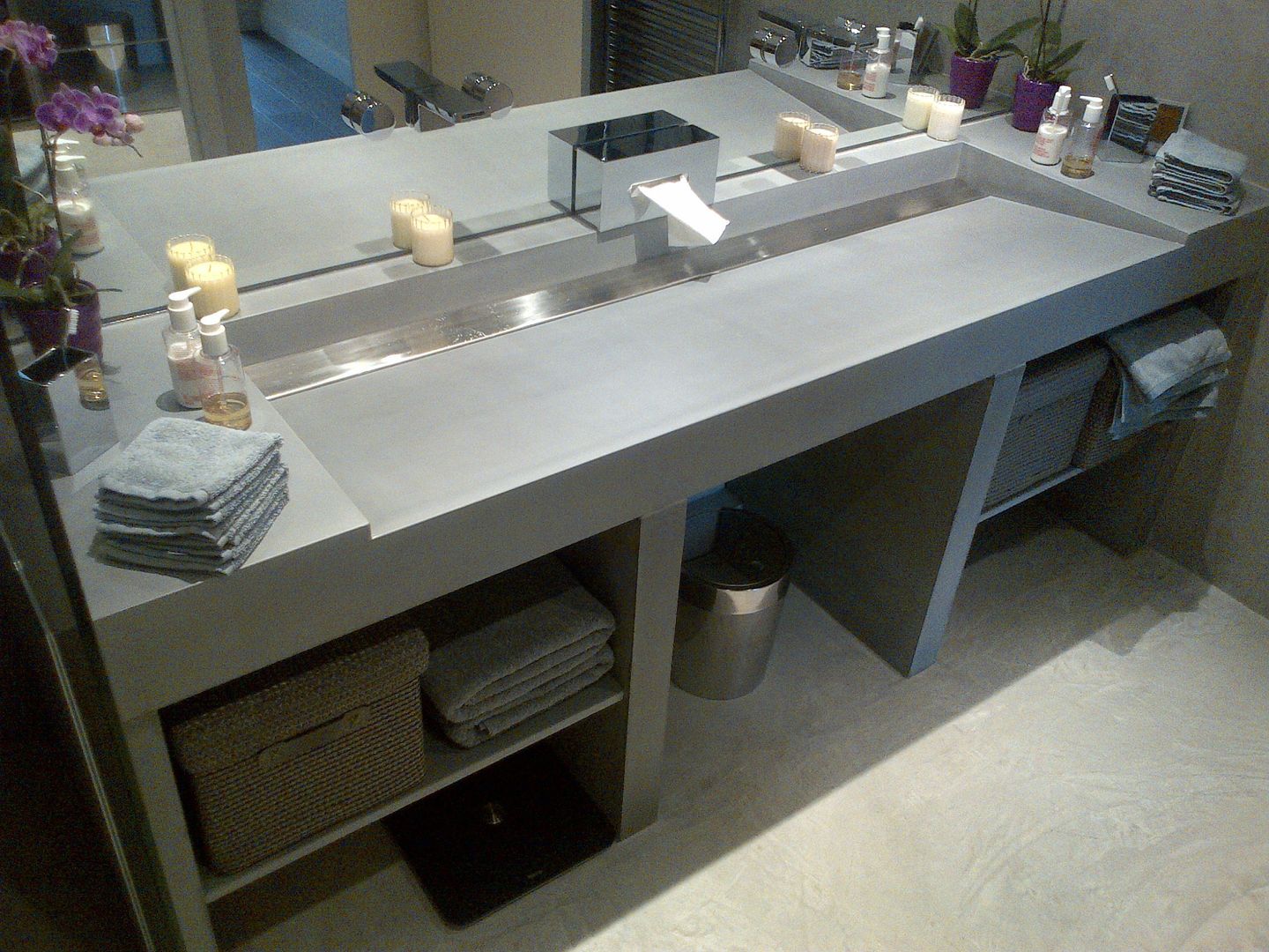 Concrete sinks & Brushed stainless steel Concrete LCDA Phòng tắm phong cách hiện đại concrete sink,concrete bathroom,bespoke sink,bespoke bathroom