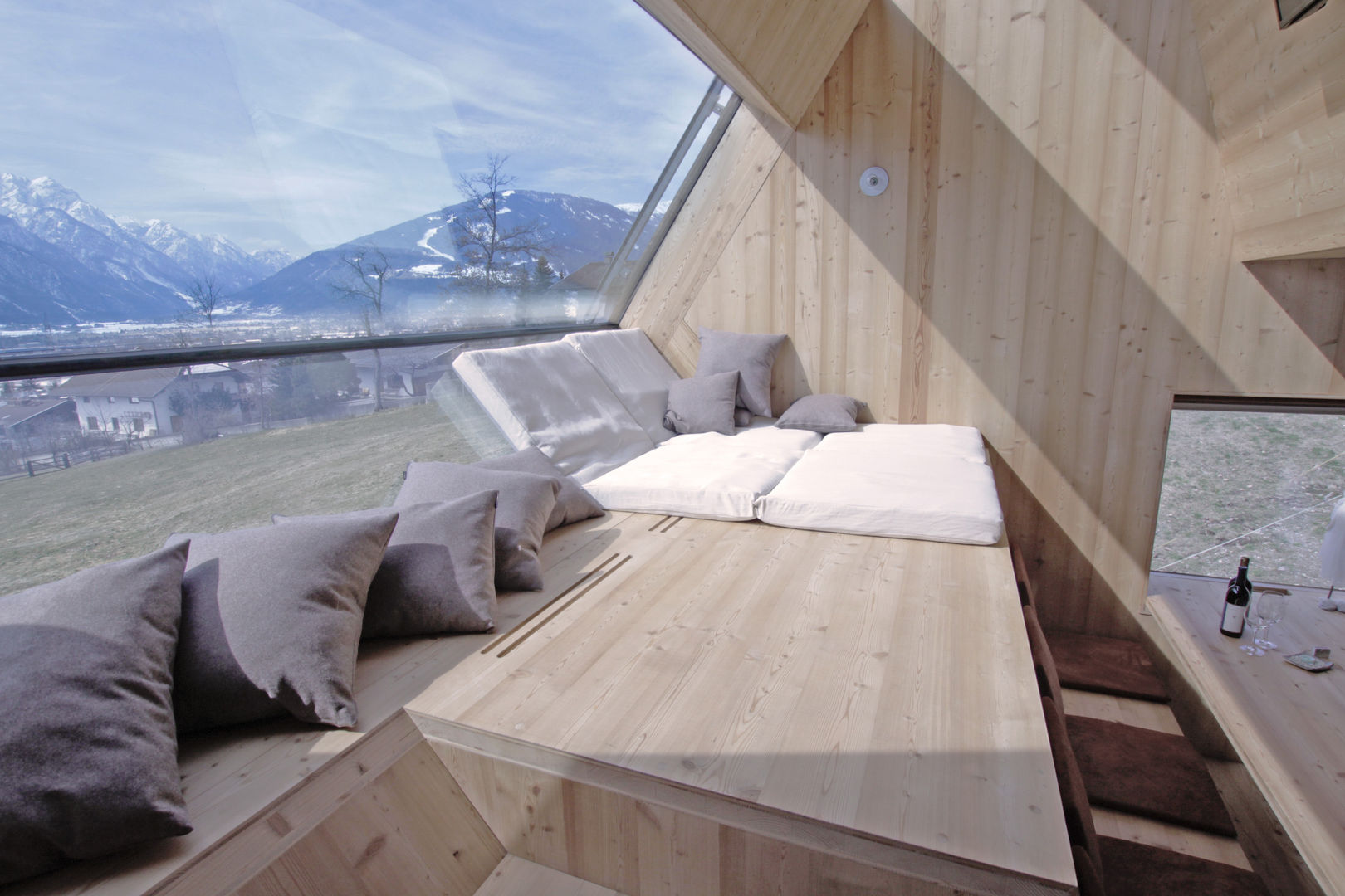 Haus der Ufogel, Aberjung Design Agency Aberjung Design Agency Modern style bedroom