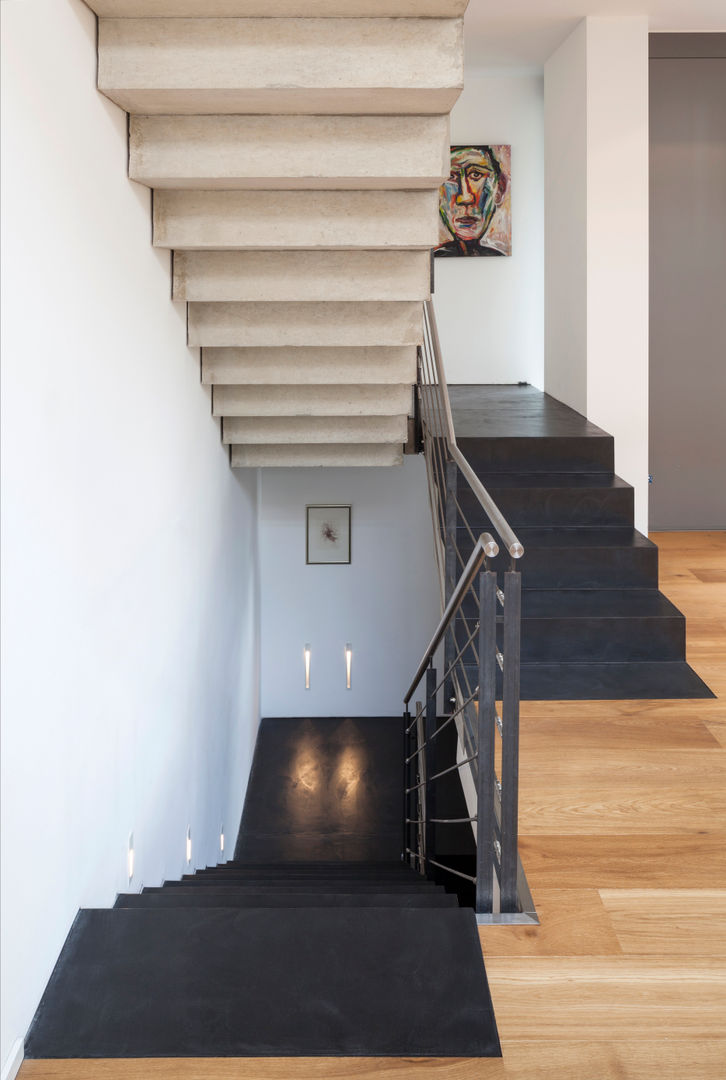 Beton Cirè auf Treppe, Einfamilienhaus, Bonn, Einwandfrei - innovative Malerarbeiten oHG Einwandfrei - innovative Malerarbeiten oHG Modern Corridor, Hallway and Staircase