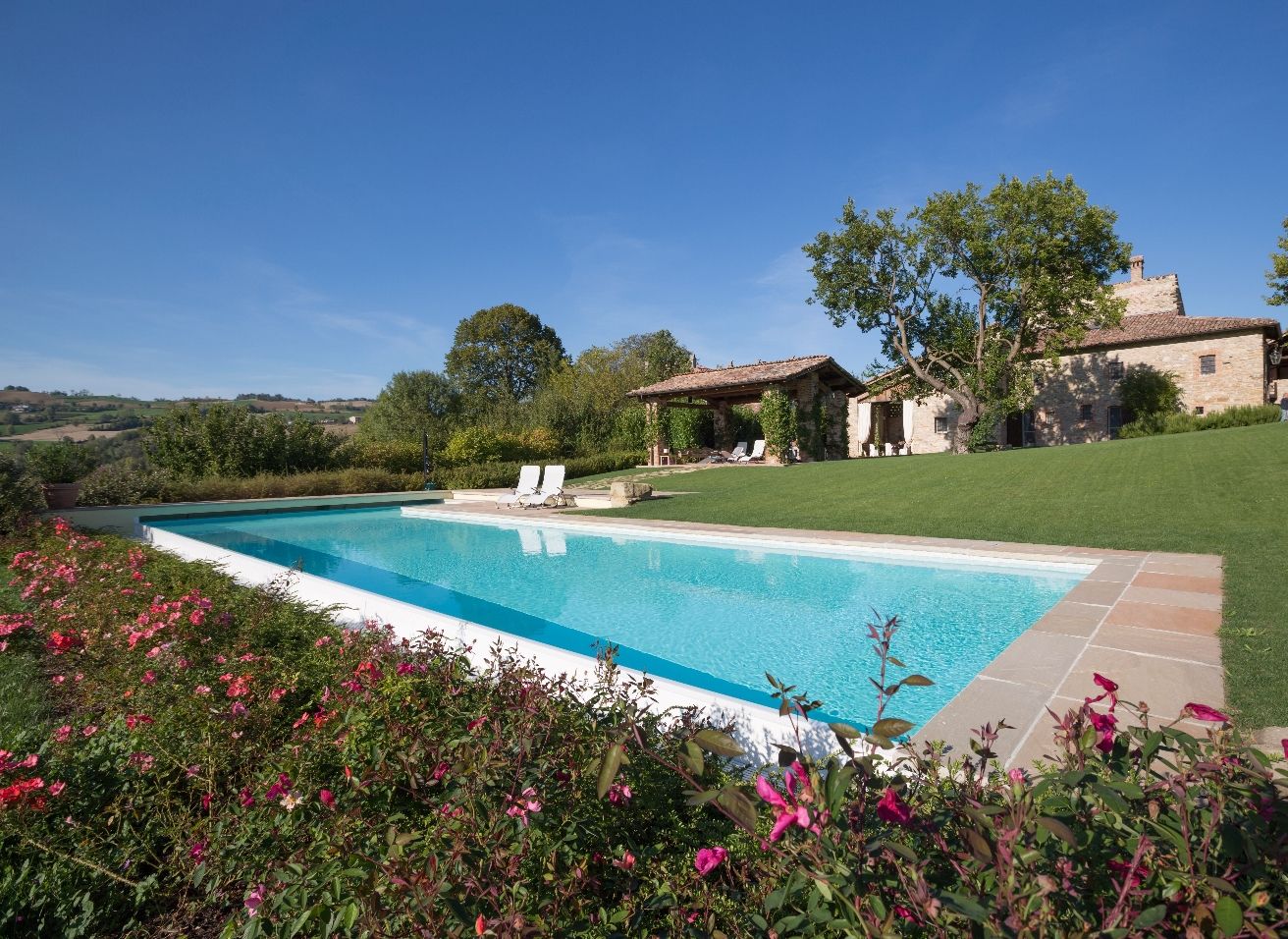 UNA NUOVA REALIZZAZIONE DI PISCINE CASTIGLIONE IMMERSA NEL VERDE DELLE COLLINE EMILIANE, PISCINE CASTIGLIONE PISCINE CASTIGLIONE Piscinas de estilo moderno