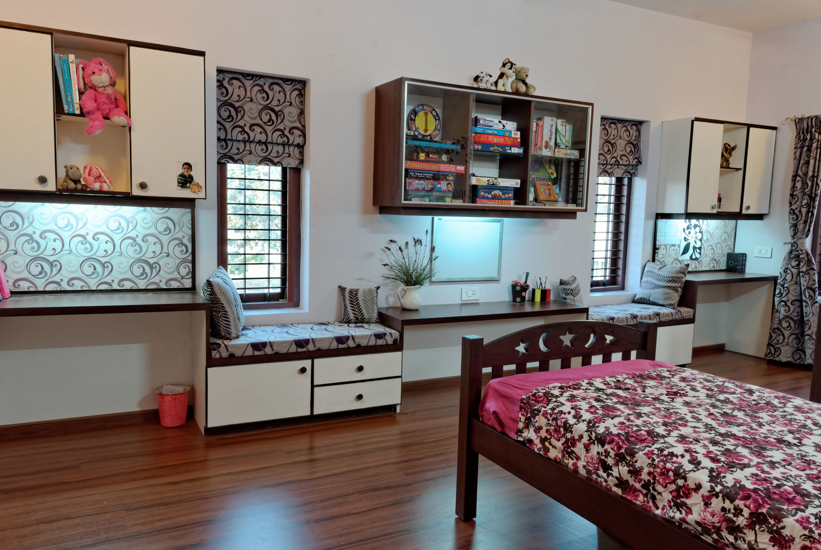 Jaya & Rajesh Cozy Nest Interiors Stanza dei bambini moderna