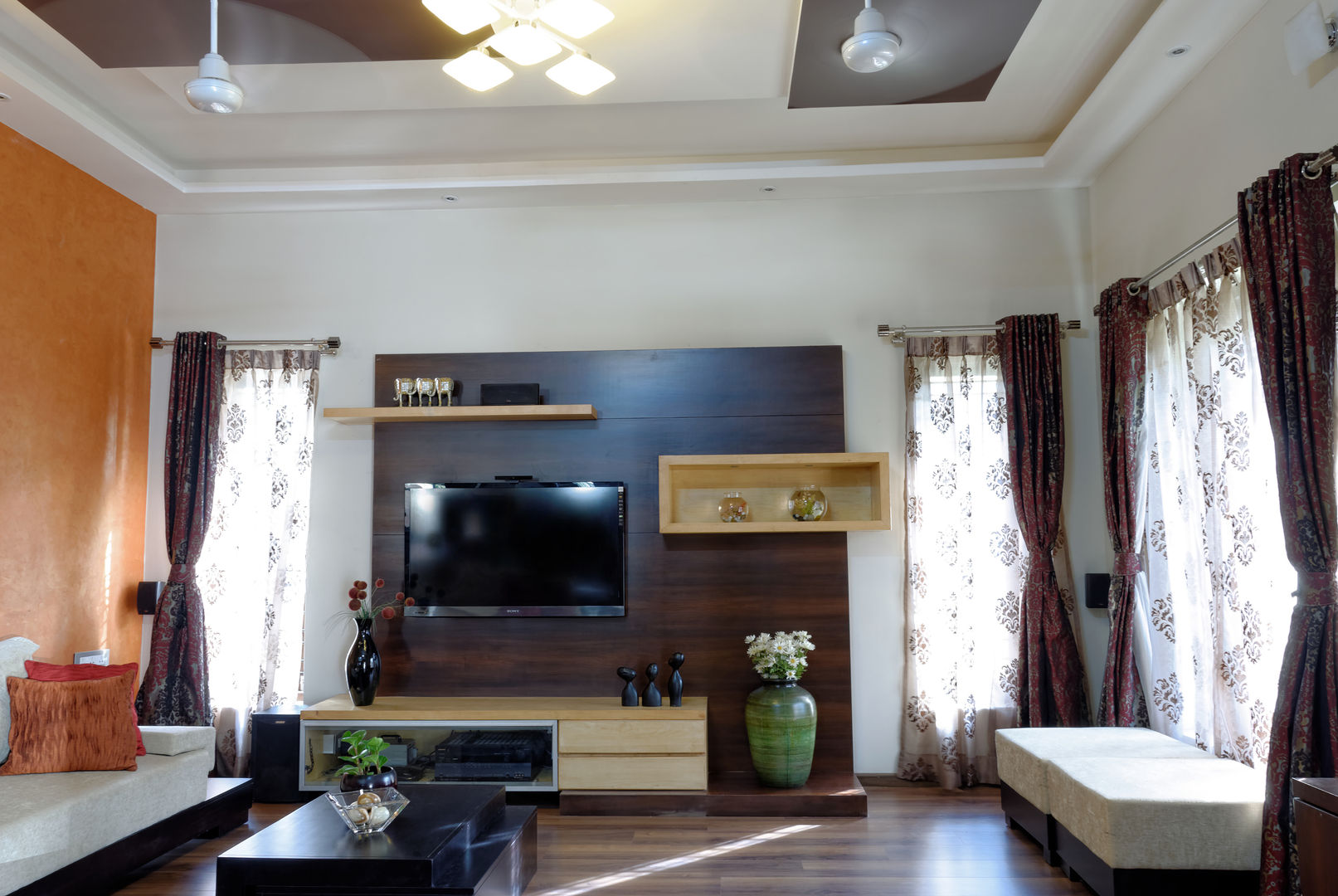 Jaya & Rajesh Cozy Nest Interiors Гостиная в стиле модерн