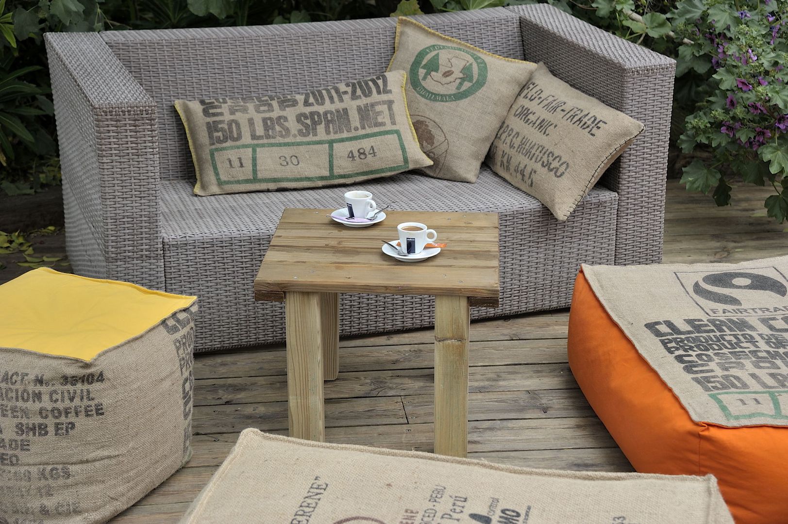 Coussins en toile de jute de sacs de café recyclés, LILOKAWA LILOKAWA Дома в стиле лофт Аксессуары и декор