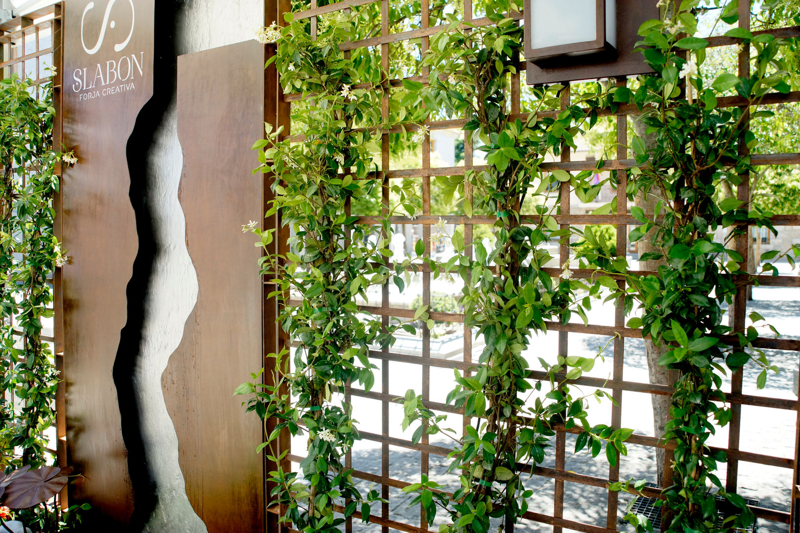 Viveros Peña - Fuente, celosía y jardinera incluida , Slabon Forja Creativa Slabon Forja Creativa Modern Balkon, Veranda & Teras Mobilyalar