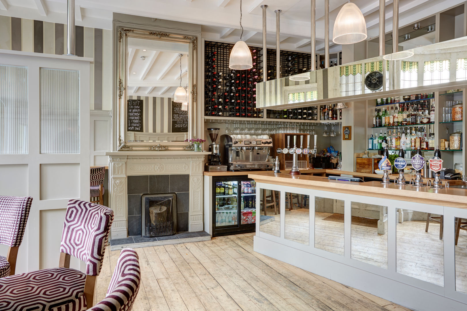 Charming Pub on Kew Green, White Linen Interiors Ltd White Linen Interiors Ltd Espacios comerciales Restaurantes