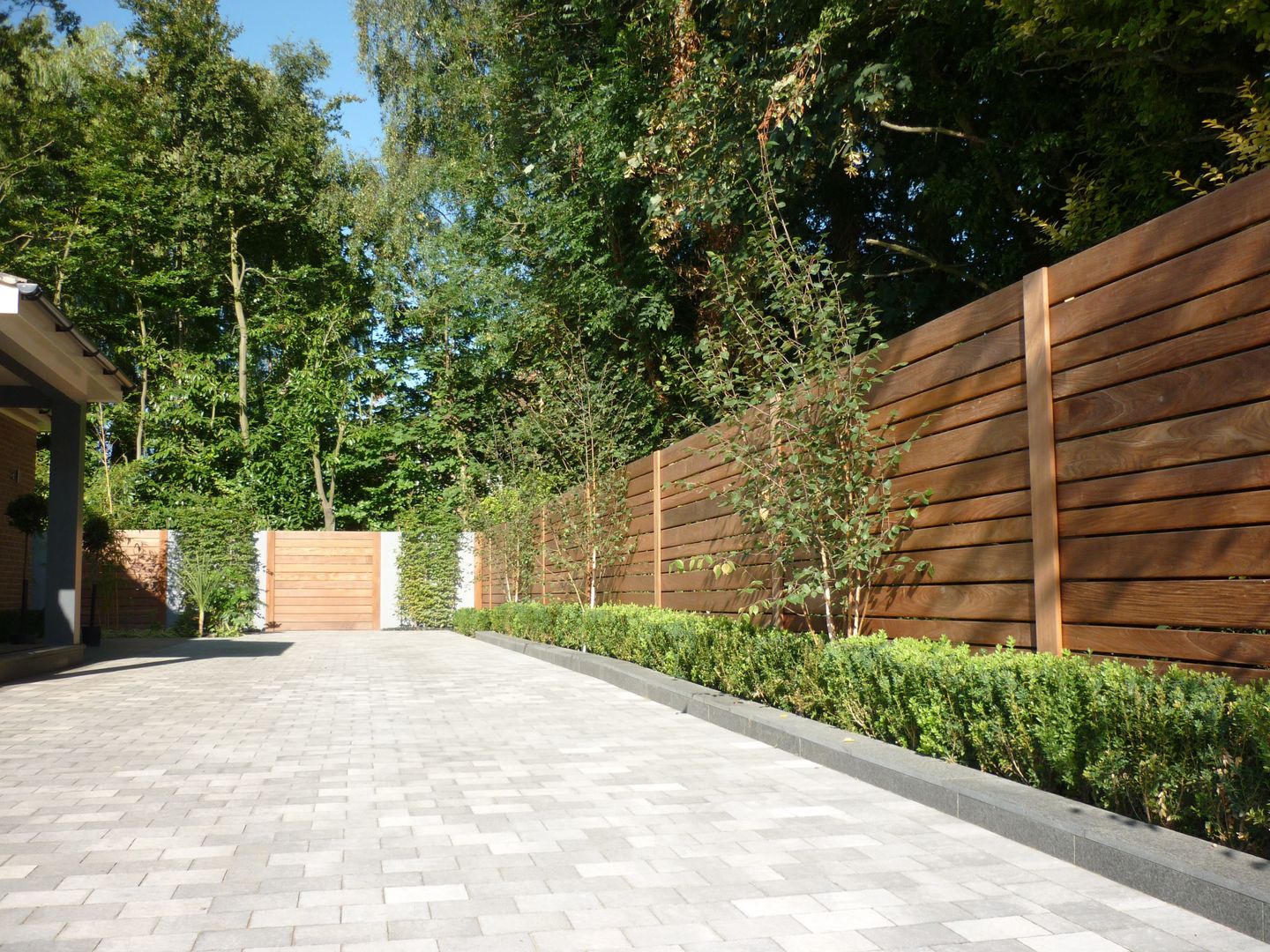 Contemporary screening , fencing & wall panels: Modern screening options in a high quality hardwood , Paul Newman Landscapes Paul Newman Landscapes Vườn phong cách hiện đại