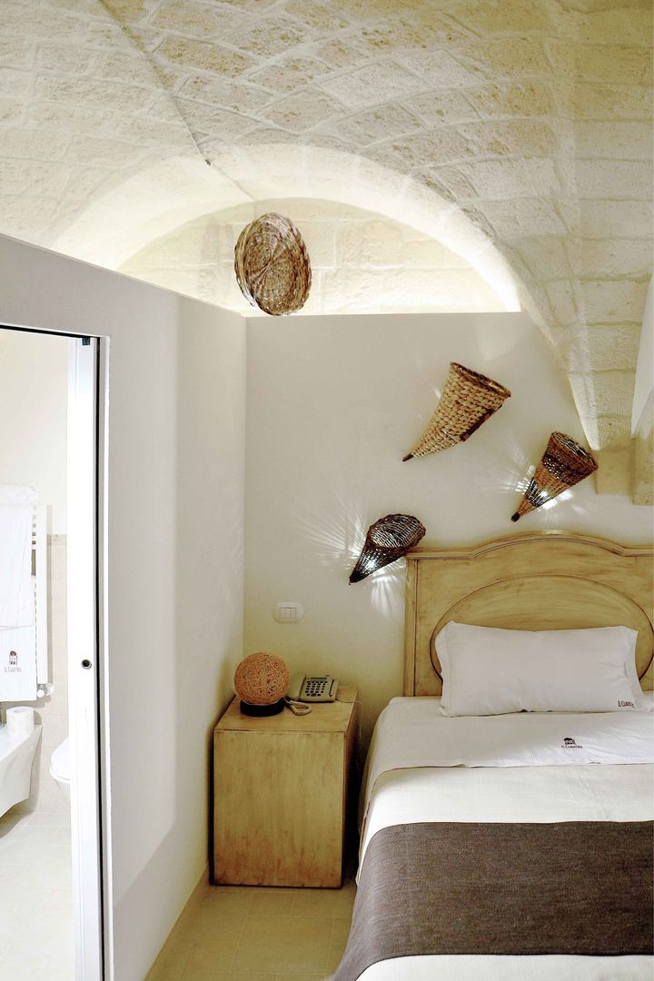 Il claustro_Albergo diffuso, B+P architetti B+P architetti Camera da letto in stile mediterraneo Proprietà,Mobilia,bianco,Comfort,Di legno,Interior design,Illuminazione,Edificio,Pavimento,parete