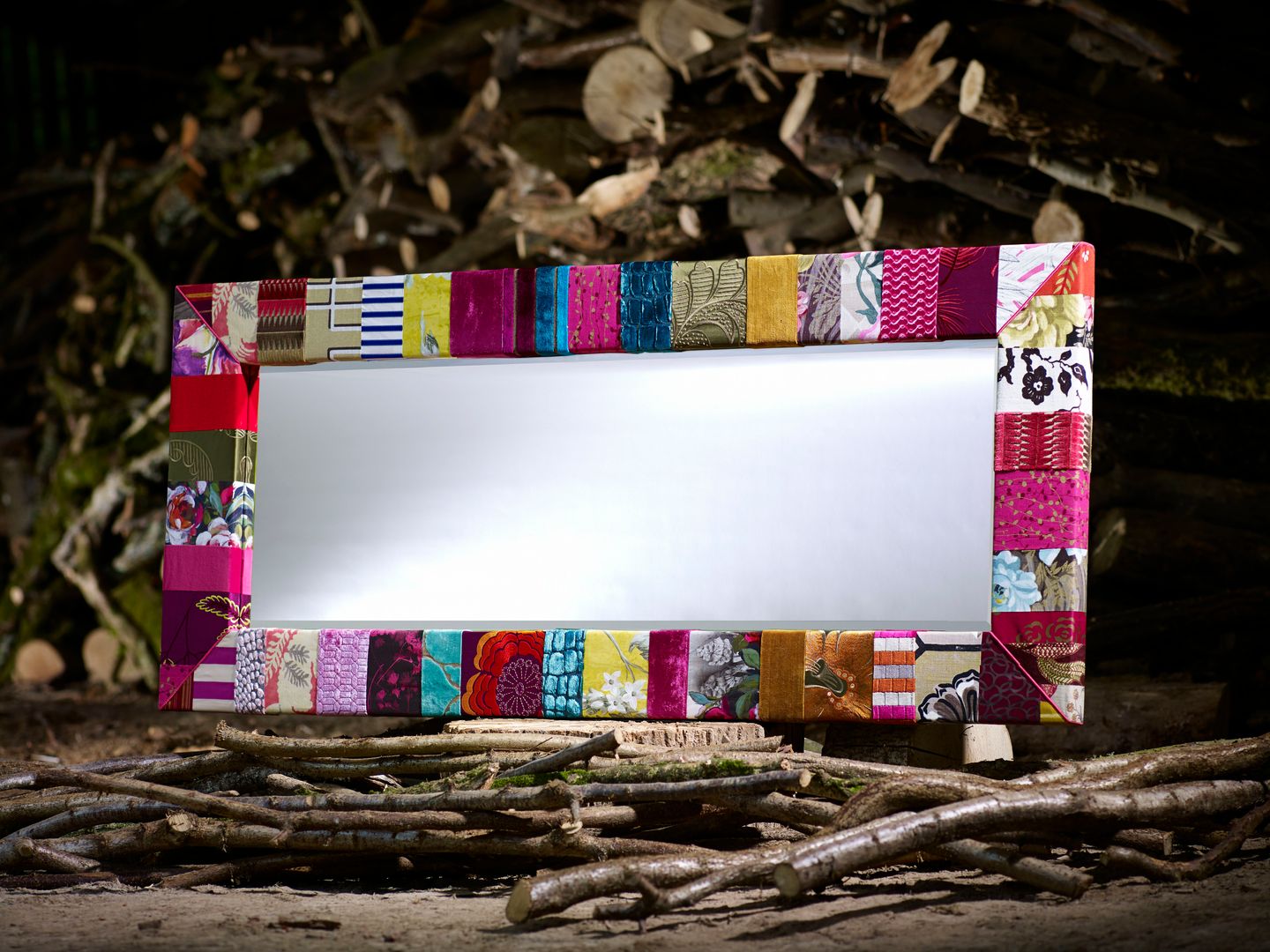 Bretton luxury patchwork mirror Suzy Newton Ltd. غرفة المعيشة إضاءة