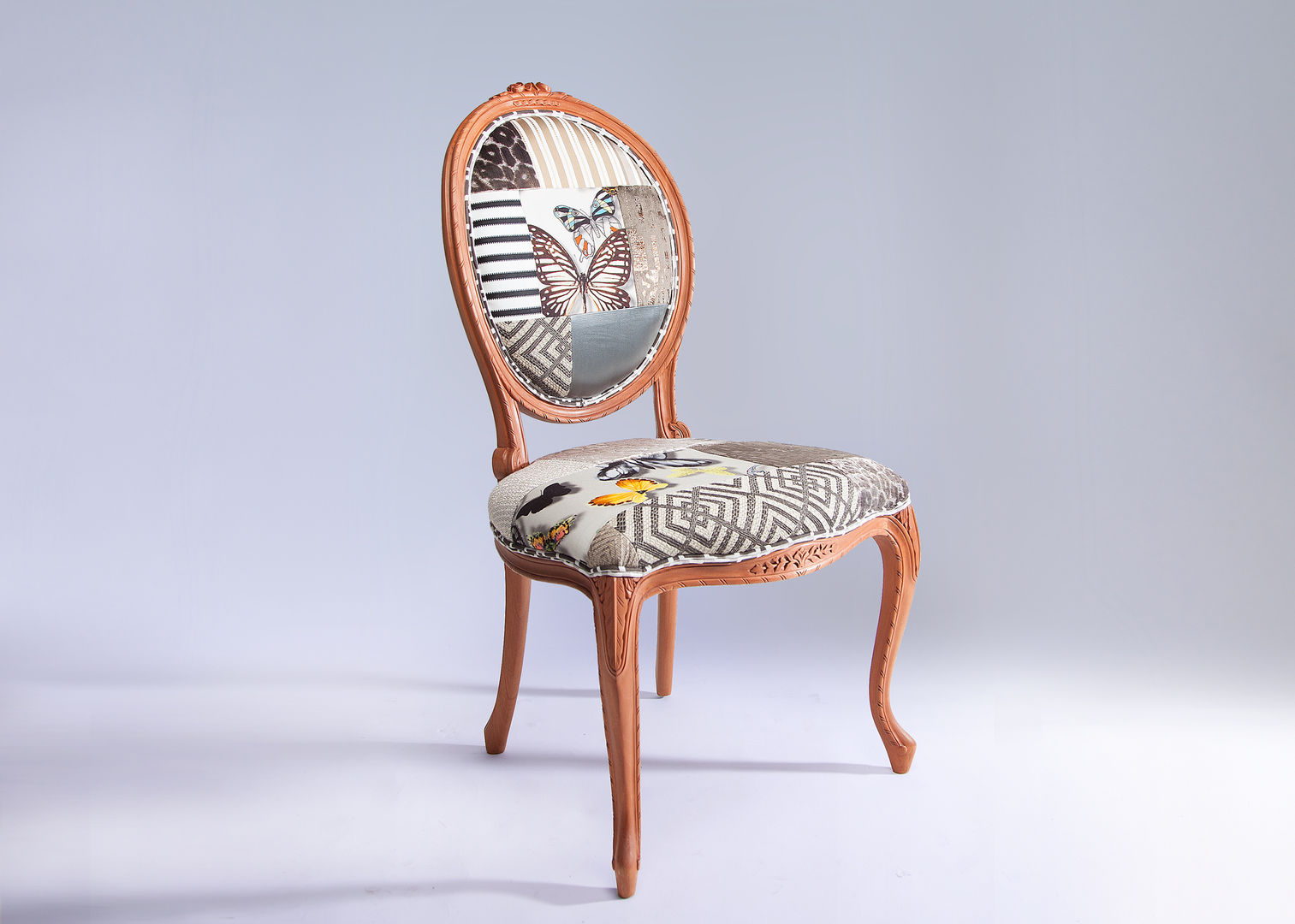 Oval backed luxury patchwork dining chair in neutrals Suzy Newton Ltd. Salas de jantar ecléticas Cadeiras e bancos