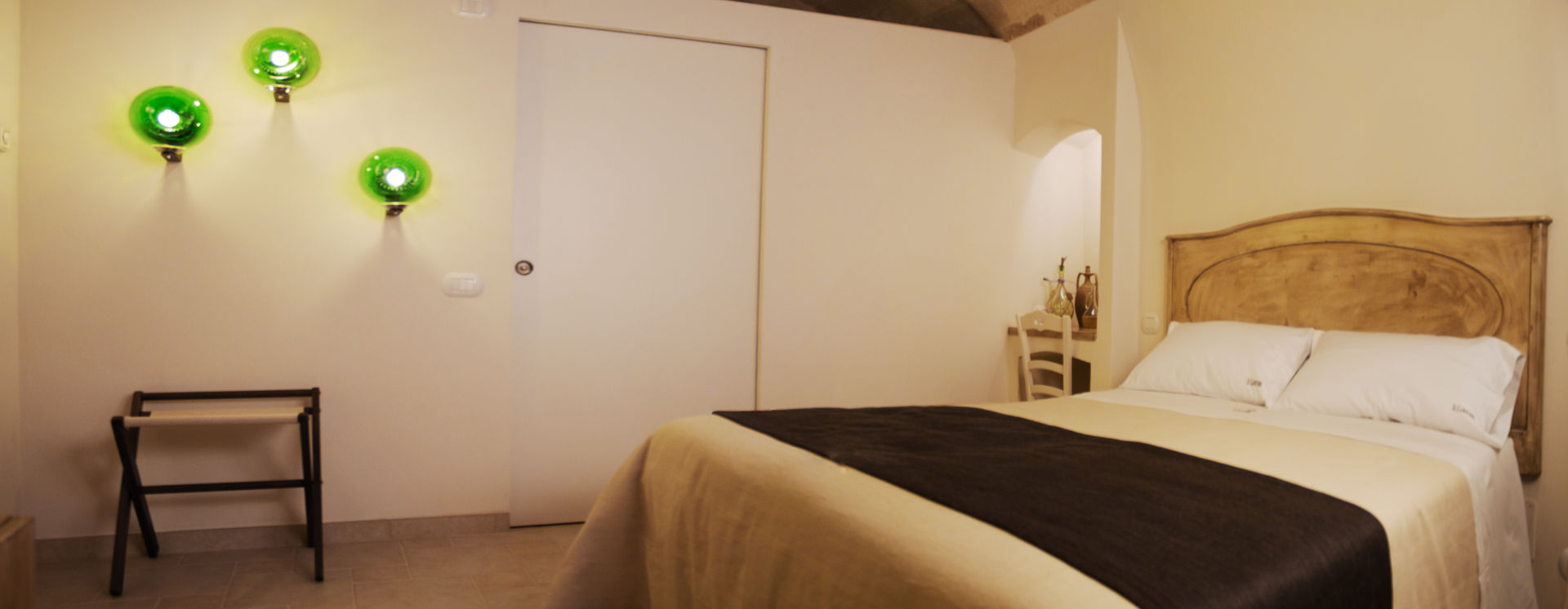 Il claustro_Albergo diffuso, B+P architetti B+P architetti Camera da letto in stile mediterraneo