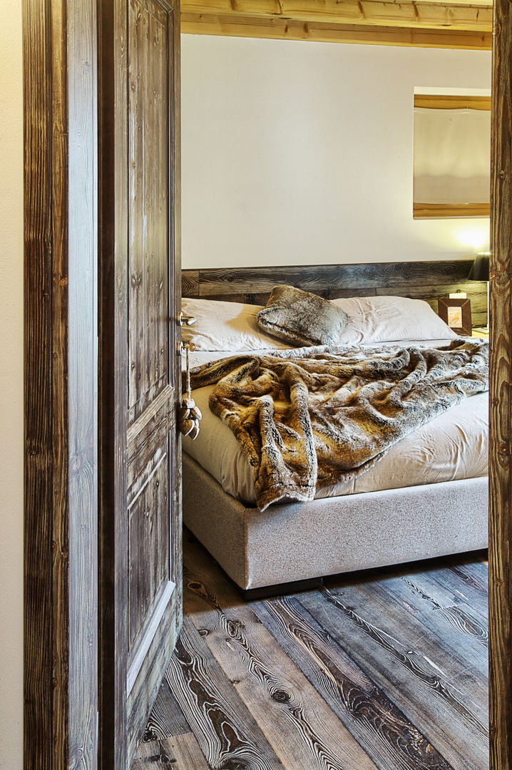 INTERIOR DESIGN: una seconda casa di montagna,ispirazioni moderne accolgono dettagli della tradizione, STUDIO PAOLA FAVRETTO SAGL STUDIO PAOLA FAVRETTO SAGL Modern style bedroom Wood Wood effect