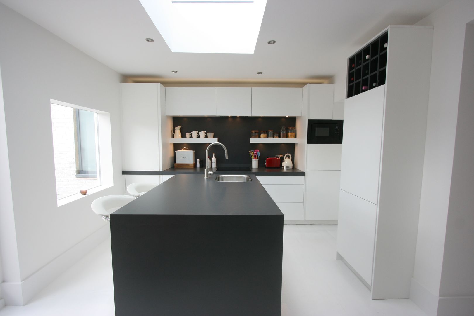 Westbourne Grove, Notting Hill, London Kitchen, Laura Gompertz Interiors Ltd Laura Gompertz Interiors Ltd Minimalistische keukens Tegels white kitchen,minimal,island,black and whhite,contemporary kitchen