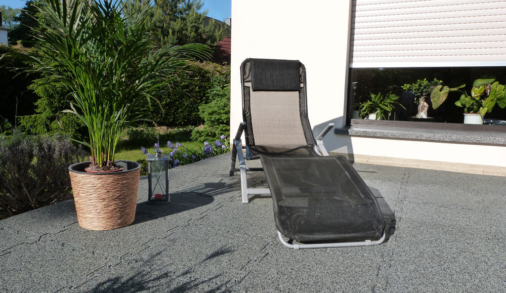 TERRAZZO PER IL RELAX WARCO Bodenbeläge Balcone, Veranda & Terrazza in stile moderno