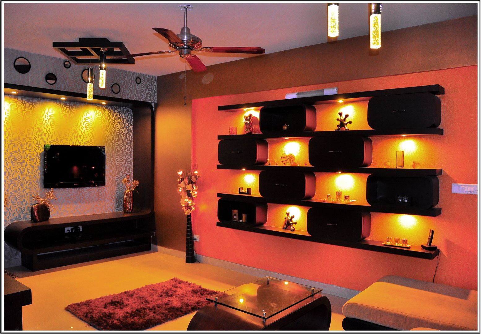 Living Room with Accent Colors The KariGhars Salas de estar modernas