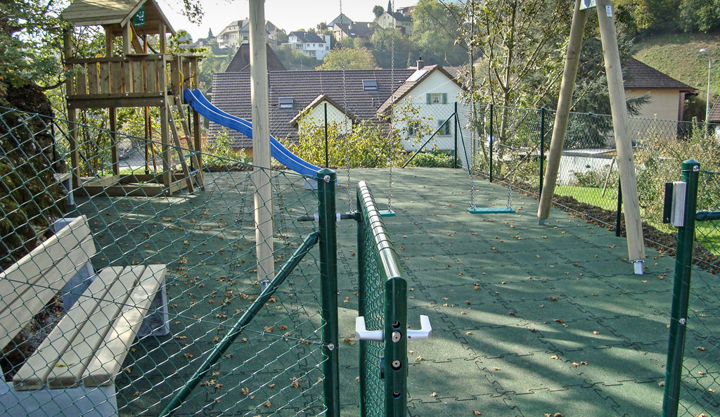 AFFORDABLE PLAYGROUND FLOOR WARCO Bodenbeläge Phòng tập phong cách hiện đại