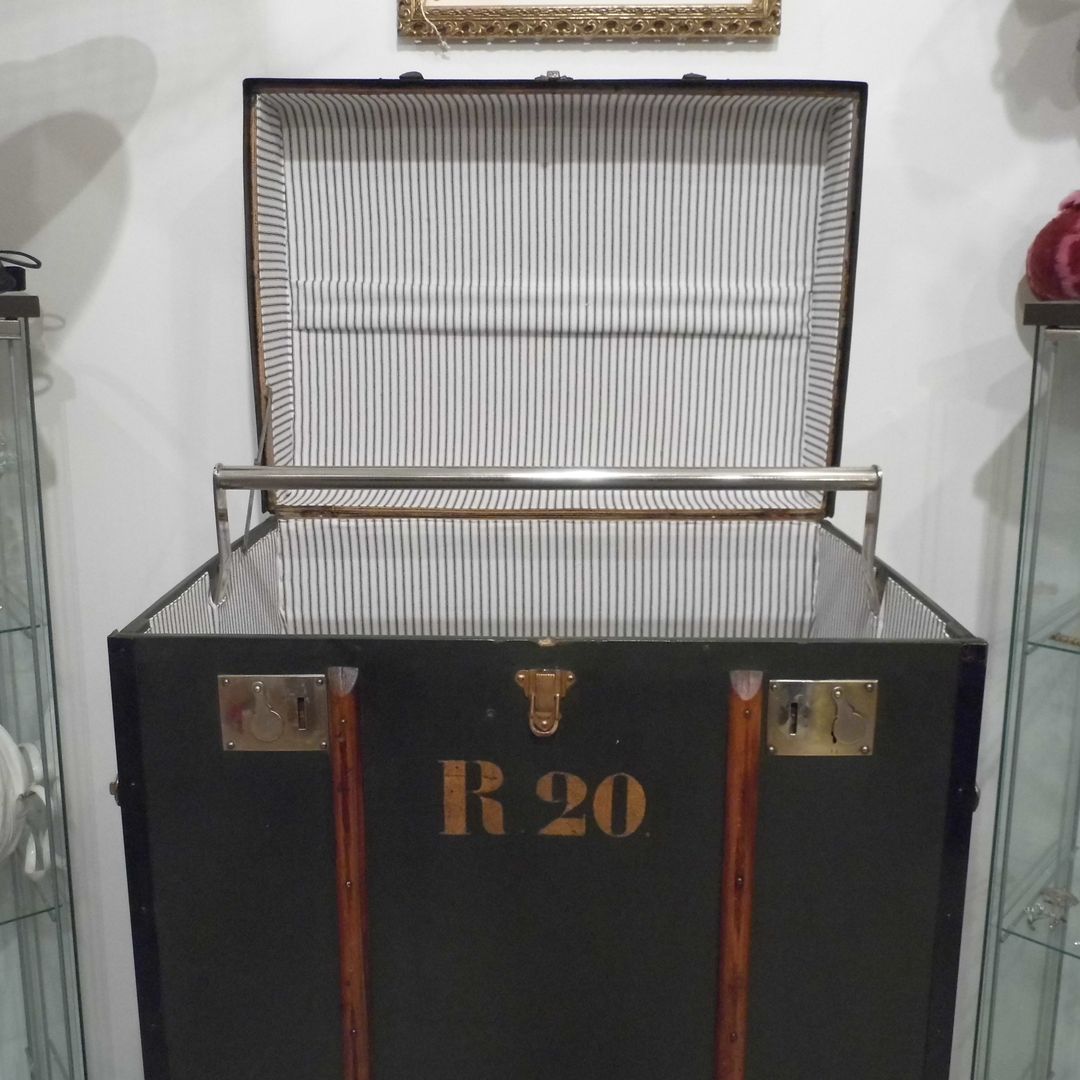 Vintage Steamer Trunk Travers Antiques ห้องนอน Wardrobes & closets