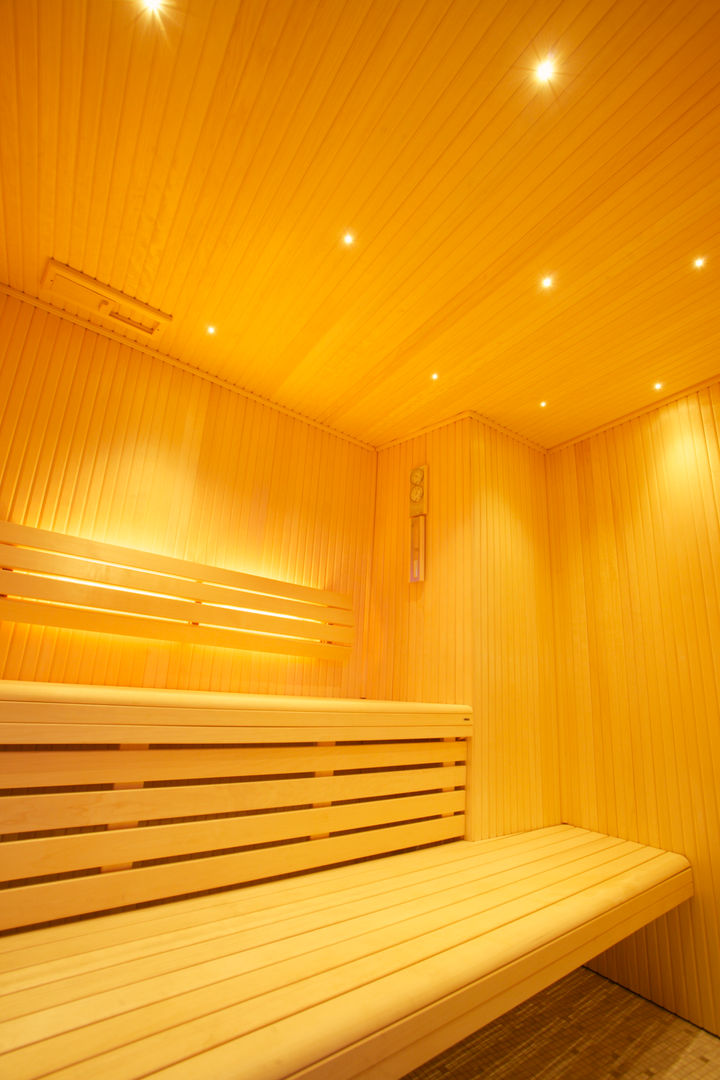 Luxury sauna and steam room installed in Cambridge, Leisurequip Limited Leisurequip Limited Gimnasios domésticos de estilo moderno