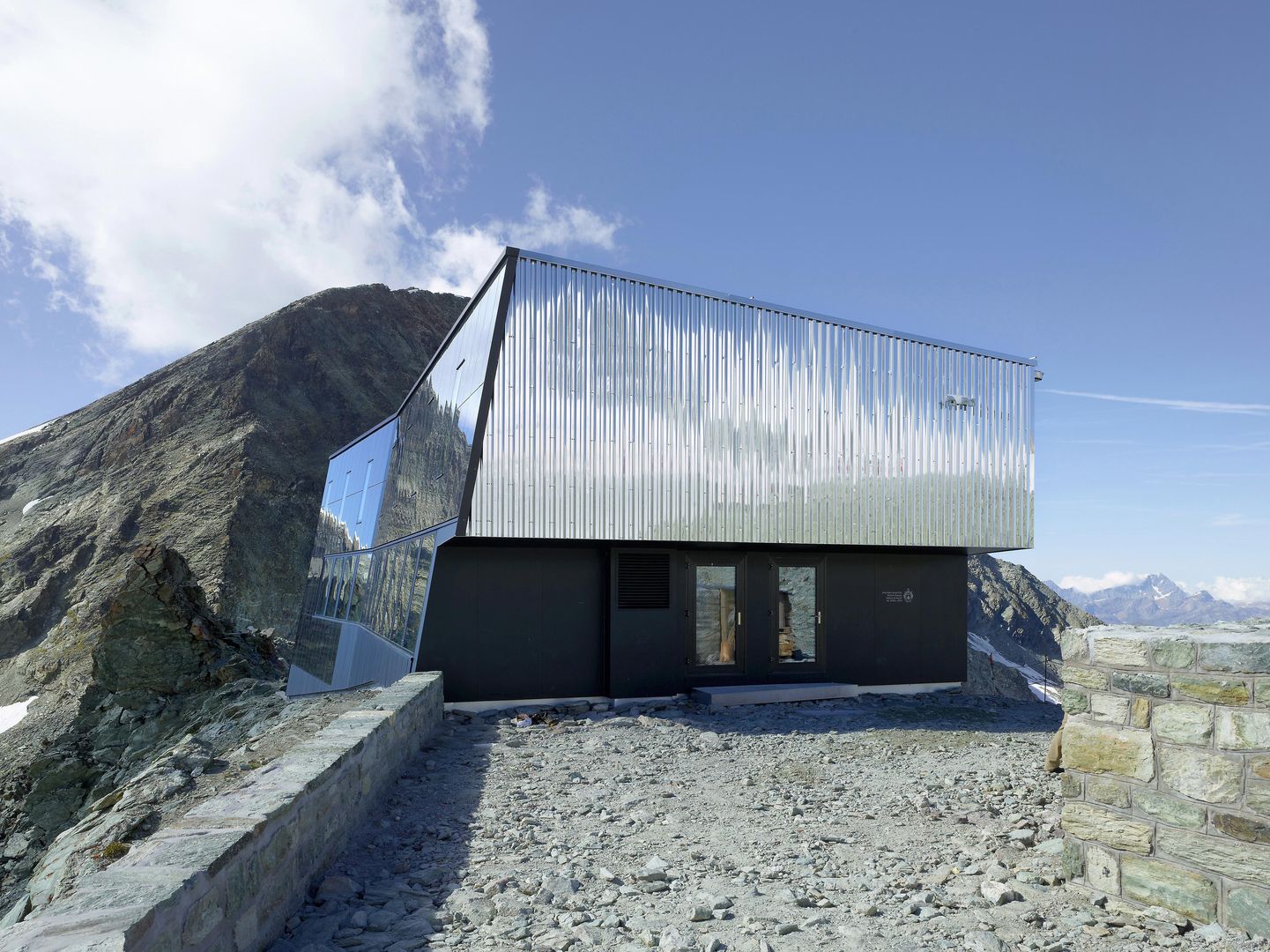 New mountain hut at Tracuit, savioz fabrizzi architectes savioz fabrizzi architectes Habitaciones