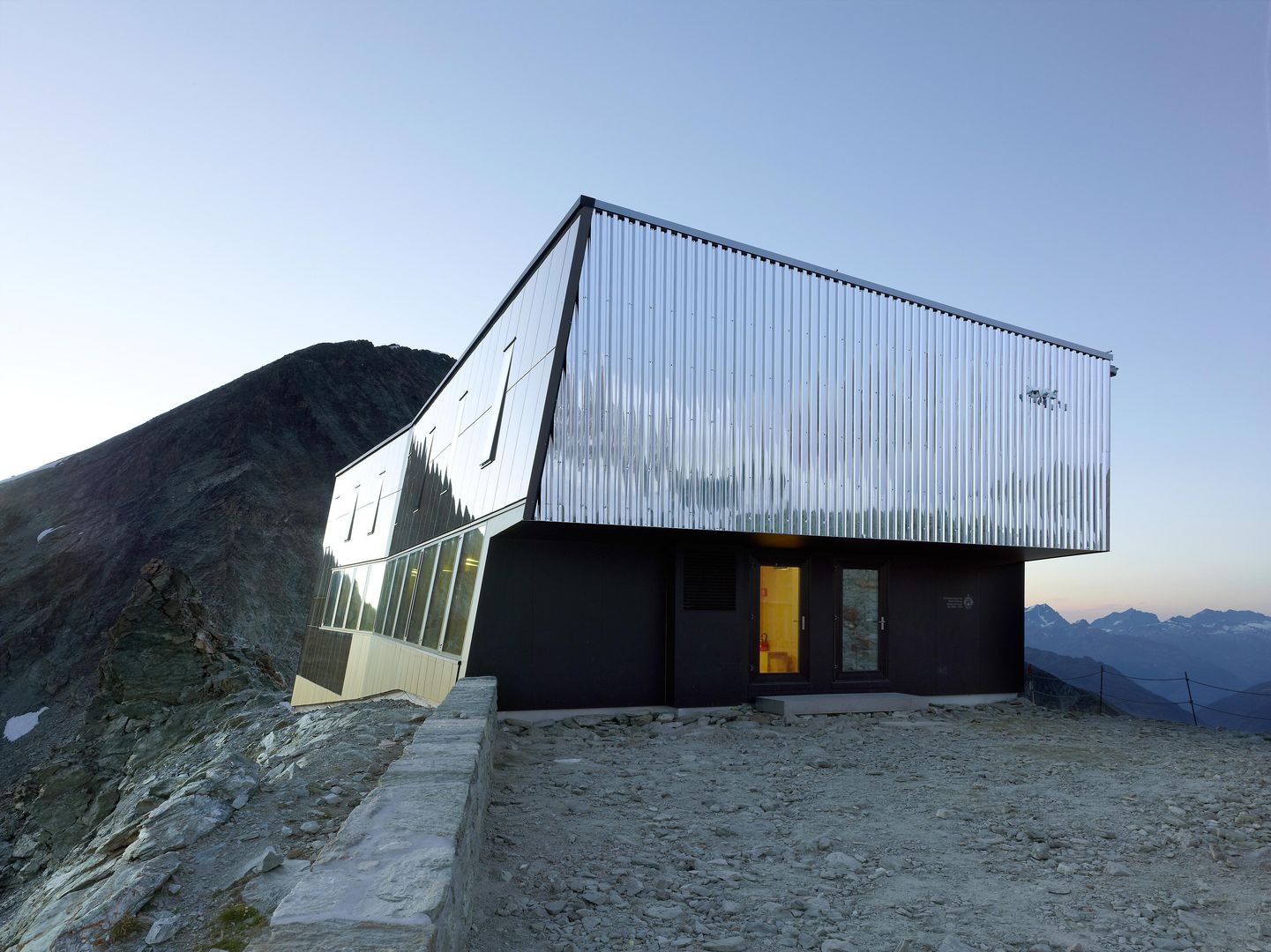 New mountain hut at Tracuit, savioz fabrizzi architectes savioz fabrizzi architectes