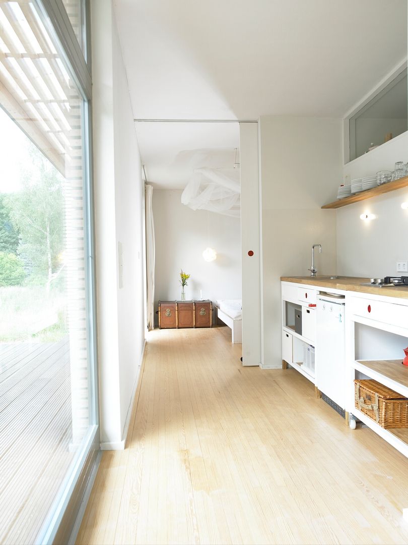 Minimalistisches Sommerhaus mit viel Potenzial, SOMMERHAUS PIU - YES WE WOOD SOMMERHAUS PIU - YES WE WOOD Cocinas de estilo escandinavo Madera Acabado en madera