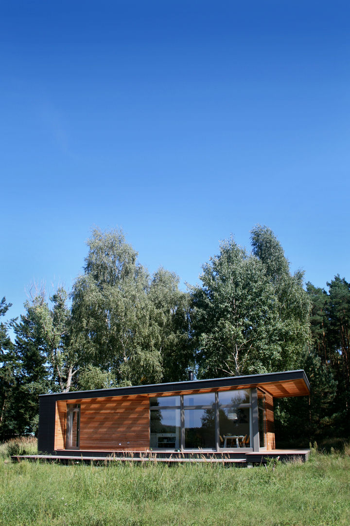 Minimalistisches Sommerhaus mit viel Potenzial, SOMMERHAUS PIU - YES WE WOOD SOMMERHAUS PIU - YES WE WOOD Prefabricated home Wood Wood effect