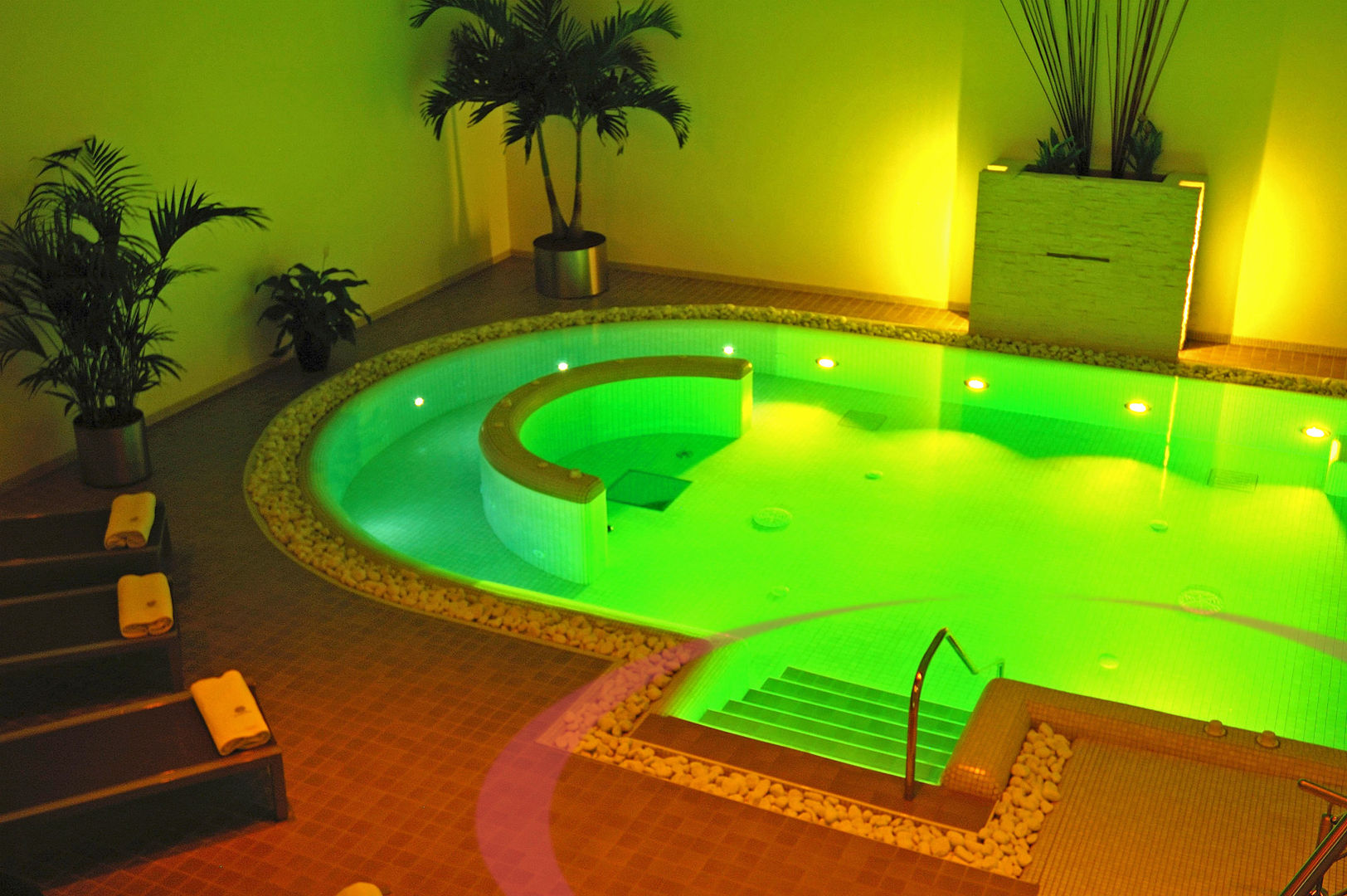 Indoor swimming pool ITALIAN WELLNESS - The Art of Wellness Spa moderno