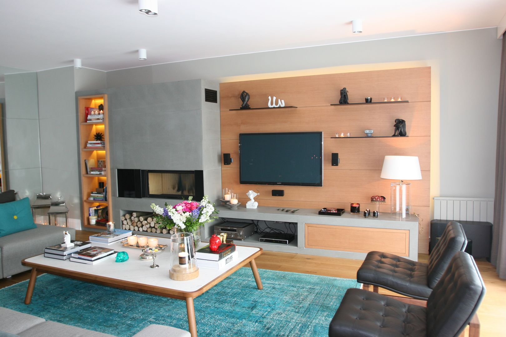 living room Esra Kazmirci Mimarlik モダンデザインの リビング