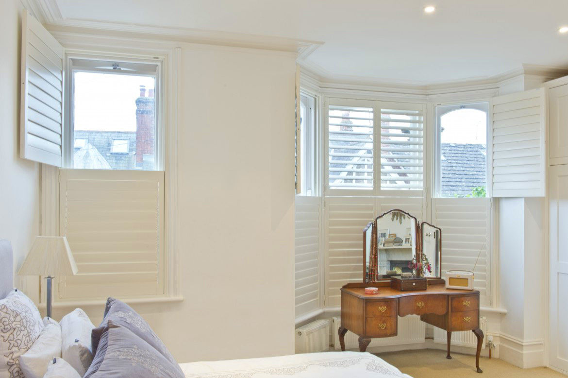 Tier on Tier Shutters for Sash & Bay Windows homify Pintu & Jendela Gaya Klasik Blinds & shutters