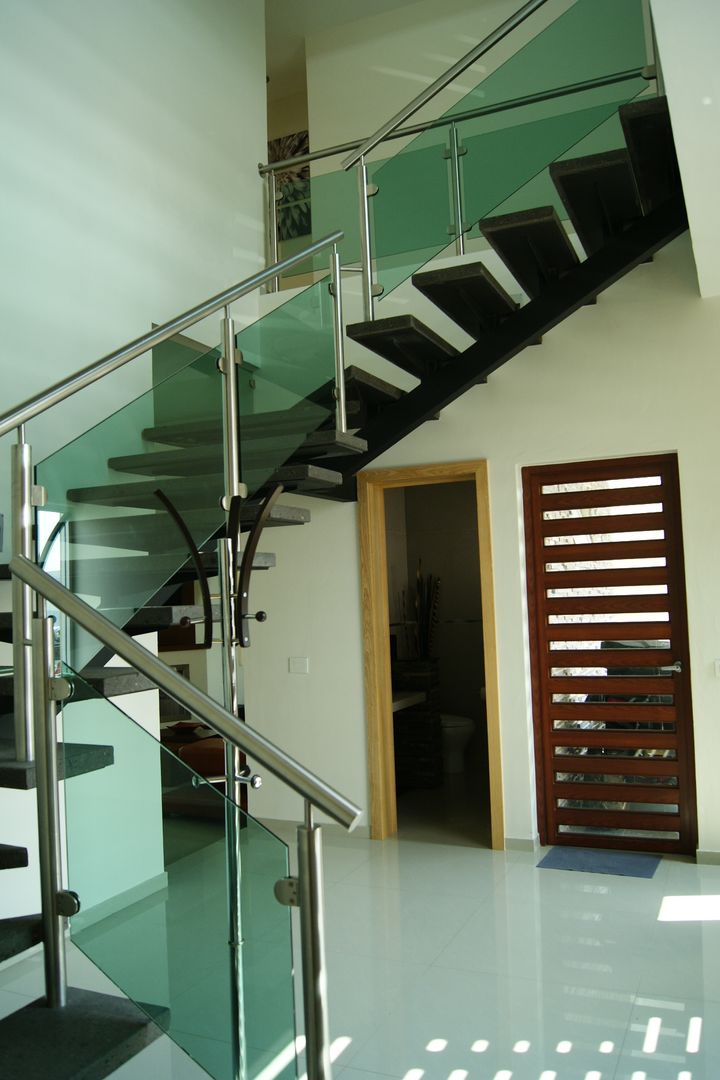 CASA-HABITACION, GHT EcoArquitectos GHT EcoArquitectos Minimalist corridor, hallway & stairs