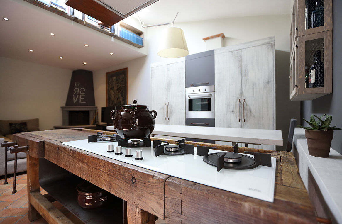 Old carpenters table becomes the star of this kitchen Rachele Biancalani Studio Soggiorno in stile industriale