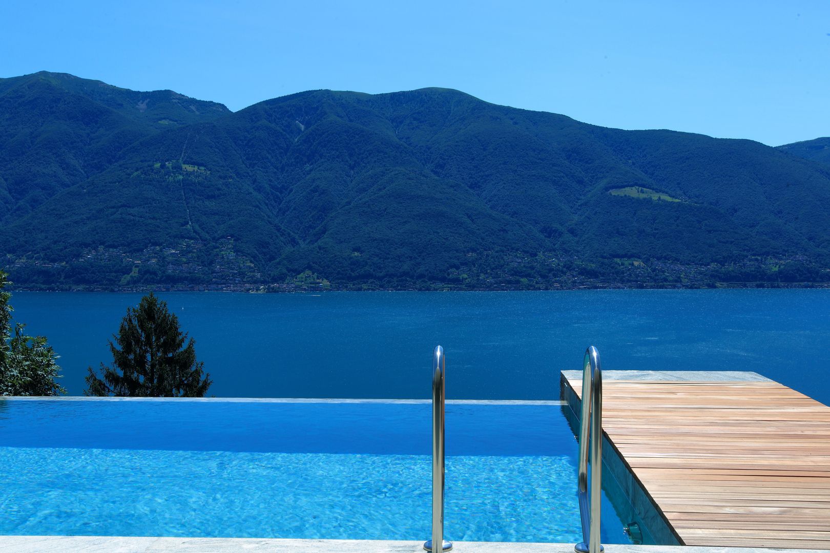 Villa Ronco sopra Ascona, Aldo Rampazzi Studio di Architettura Aldo Rampazzi Studio di Architettura Modern balcony, veranda & terrace