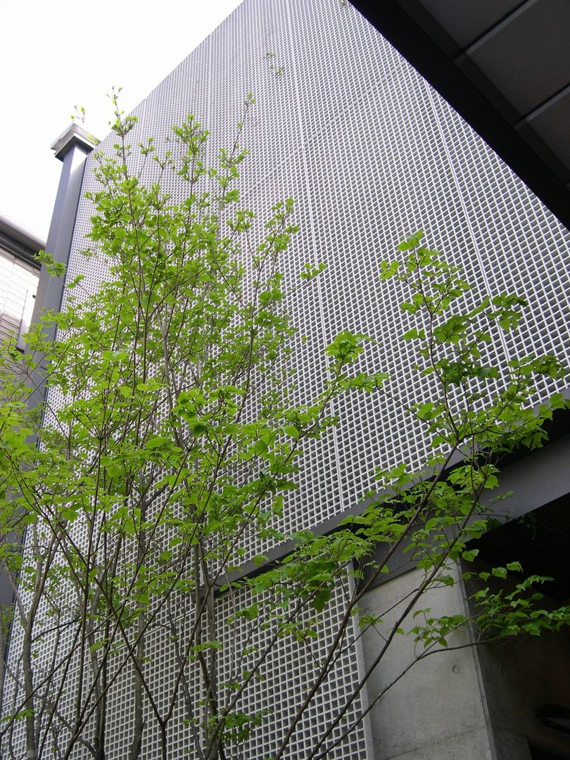 空を臨む家, 原 空間工作所 HARA Urban Space Factory 原 空間工作所 HARA Urban Space Factory Modern Garden Fencing & walls