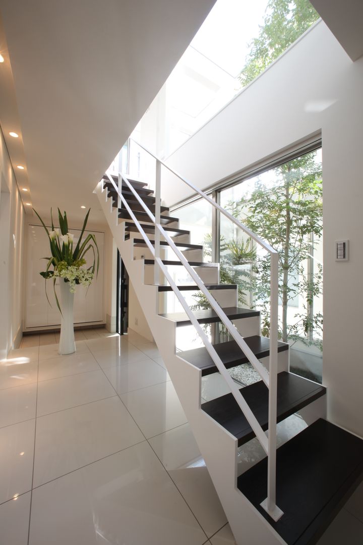 アウトサイドリビングのあるシンプルモダンの家, TERAJIMA ARCHITECTS／テラジマアーキテクツ TERAJIMA ARCHITECTS／テラジマアーキテクツ Modern corridor, hallway & stairs