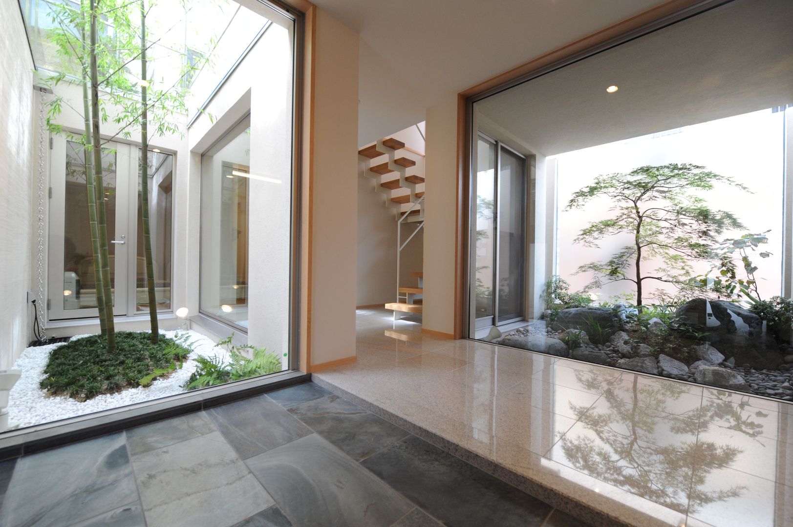 優雅な中庭のある和モダンの家, TERAJIMA ARCHITECTS／テラジマアーキテクツ TERAJIMA ARCHITECTS／テラジマアーキテクツ Modern Corridor, Hallway and Staircase