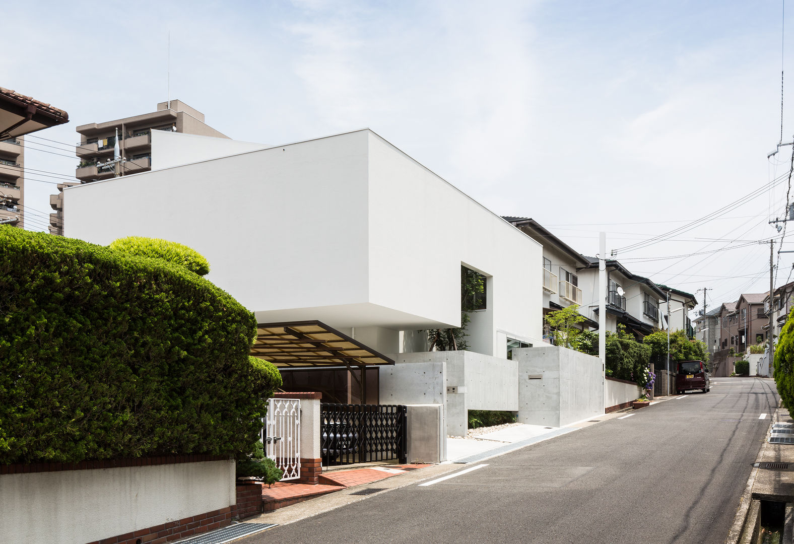 The House supplies a monotonous street with a passing view, Kenji Yanagawa Architect and Associates Kenji Yanagawa Architect and Associates Maisons modernes