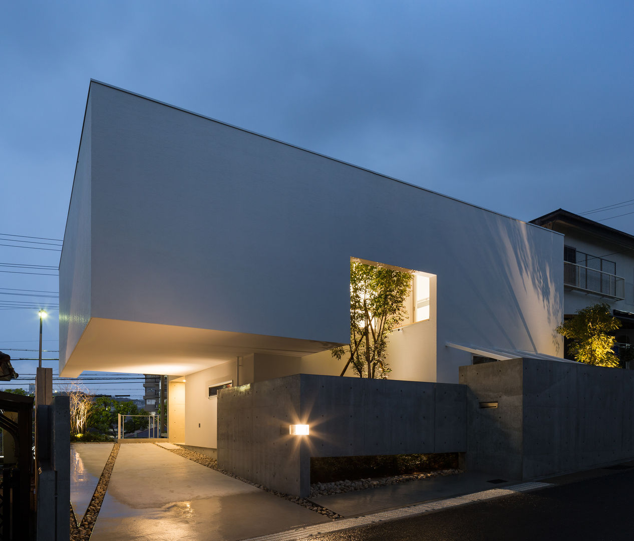 The House supplies a monotonous street with a passing view Kenji Yanagawa Architect and Associates モダンな 家 空,財産,シェード,建物,植物,壁,複合材料,材料特性,不動産,ファサード