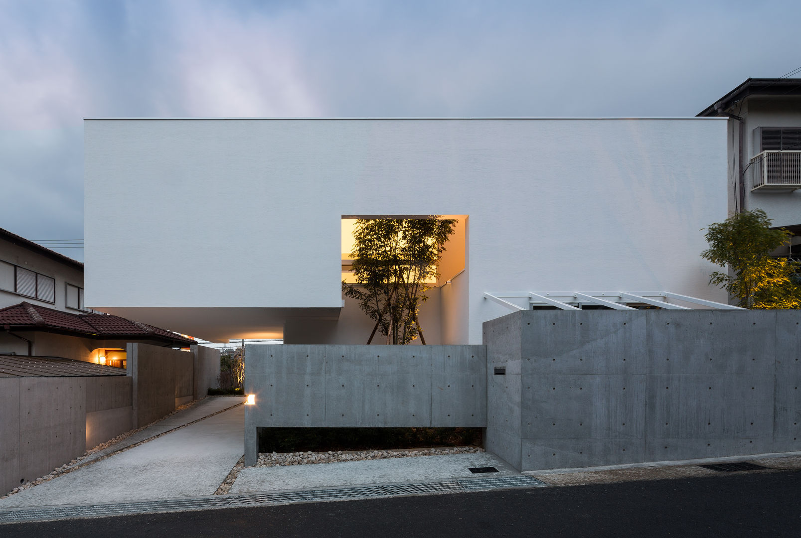 The House supplies a monotonous street with a passing view Kenji Yanagawa Architect and Associates モダンな 家