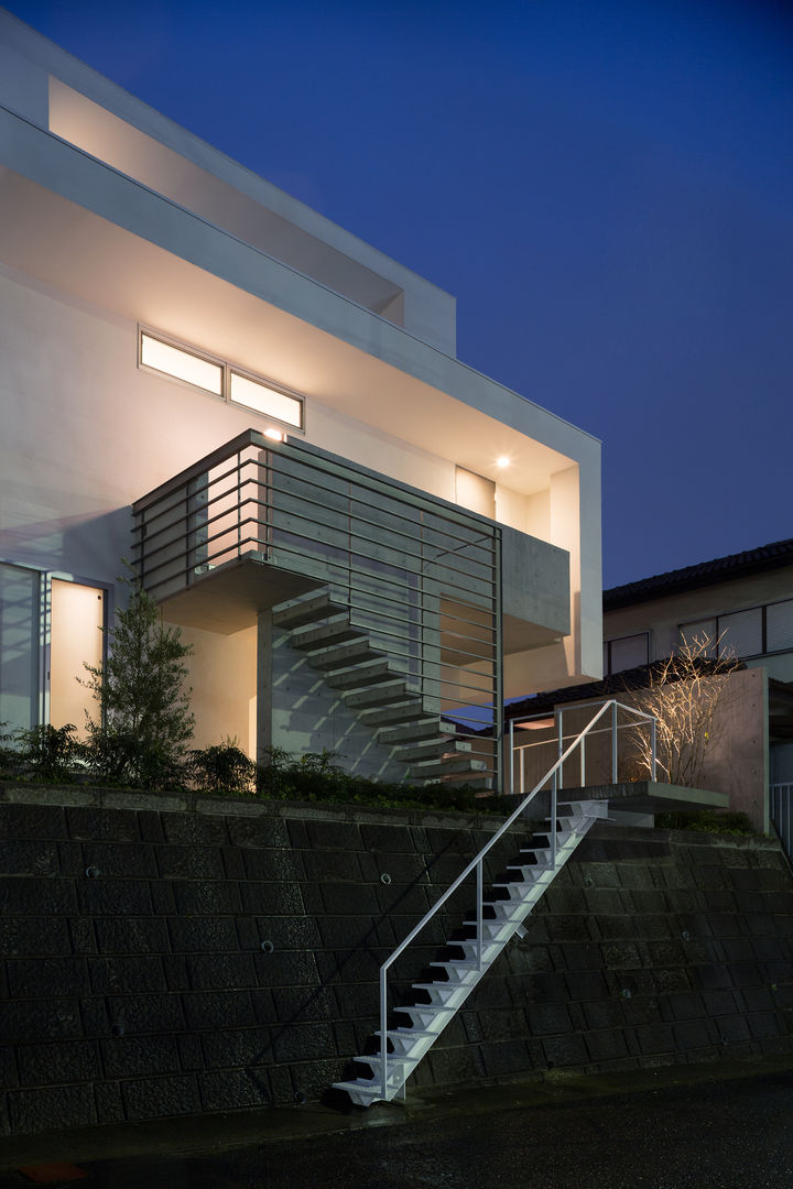 The House supplies a monotonous street with a passing view, Kenji Yanagawa Architect and Associates Kenji Yanagawa Architect and Associates Casas modernas