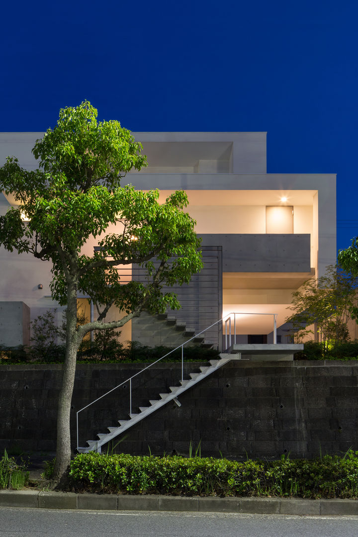 The House supplies a monotonous street with a passing view, Kenji Yanagawa Architect and Associates Kenji Yanagawa Architect and Associates Casas estilo moderno: ideas, arquitectura e imágenes