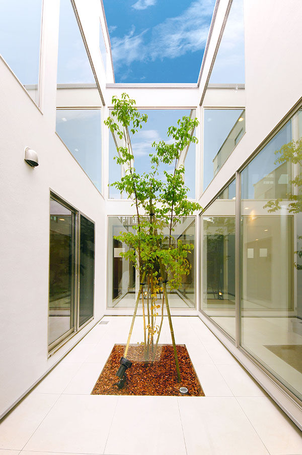 ライトコートのある家, TERAJIMA ARCHITECTS／テラジマアーキテクツ TERAJIMA ARCHITECTS／テラジマアーキテクツ Modern balcony, veranda & terrace