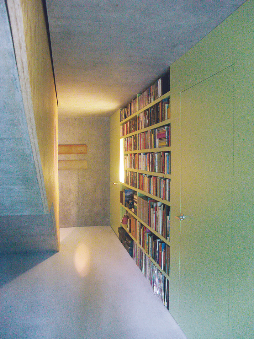 Wohnhaus mit Architekturatelier in Altstätten, Schweiz, Himmelhoch GmbH Himmelhoch GmbH Industrial style corridor, hallway and stairs