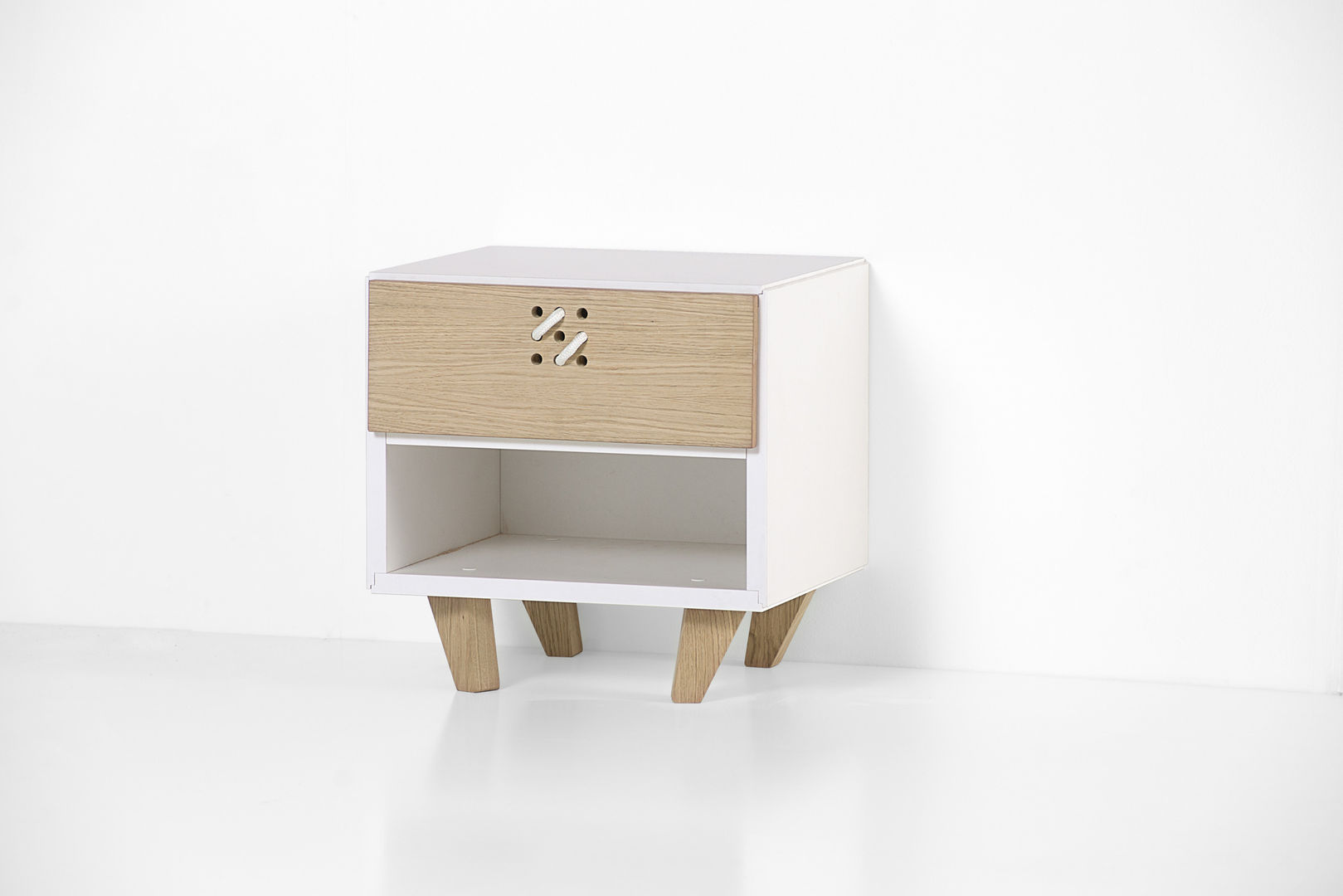 NODO bedside table Andrea Brugnera Design 北欧スタイルの 寝室 ベッドサイドテーブル