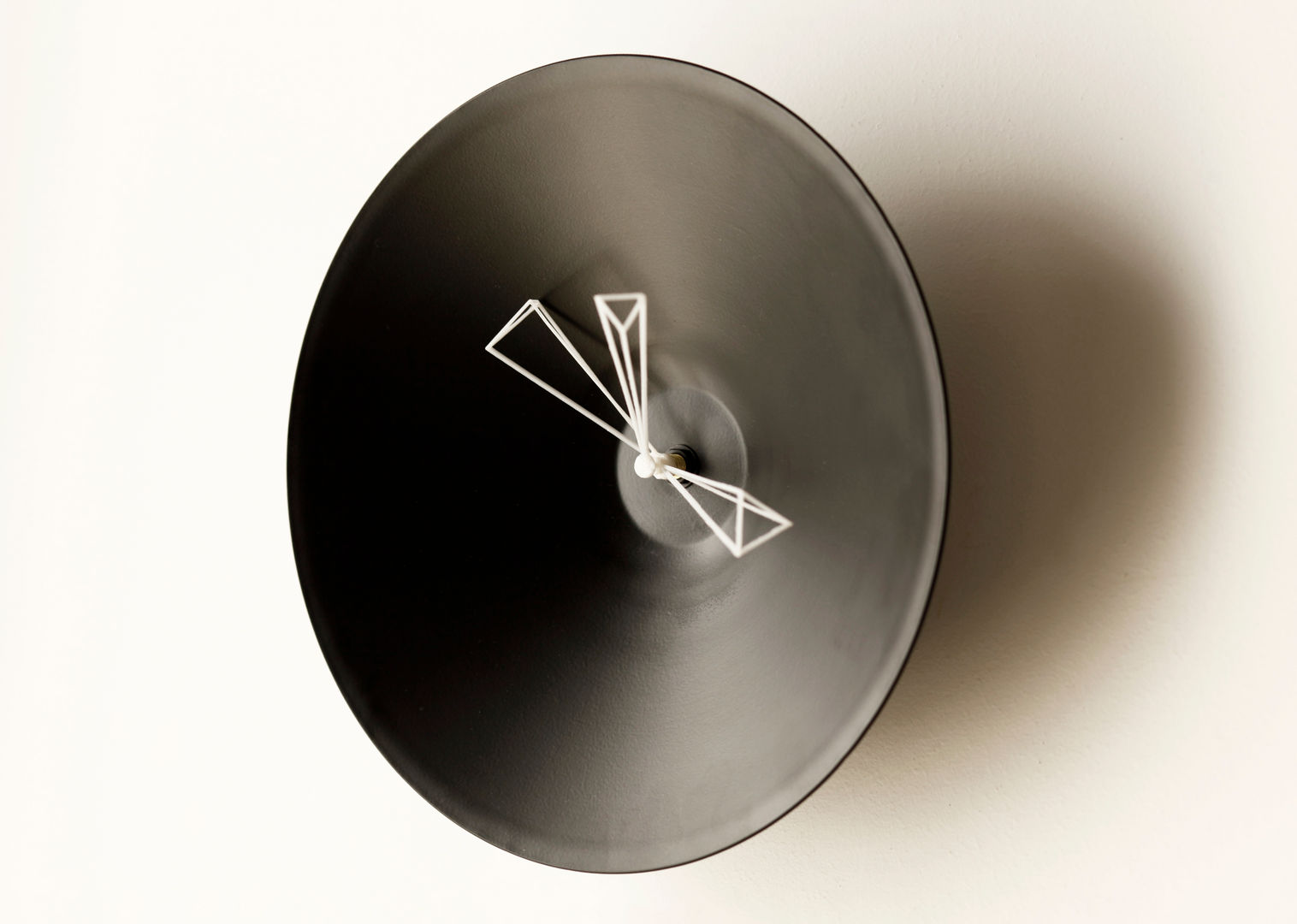 P Clock, Studio Ve Studio Ve Minimalistische Wohnzimmer Accessoires und Dekoration