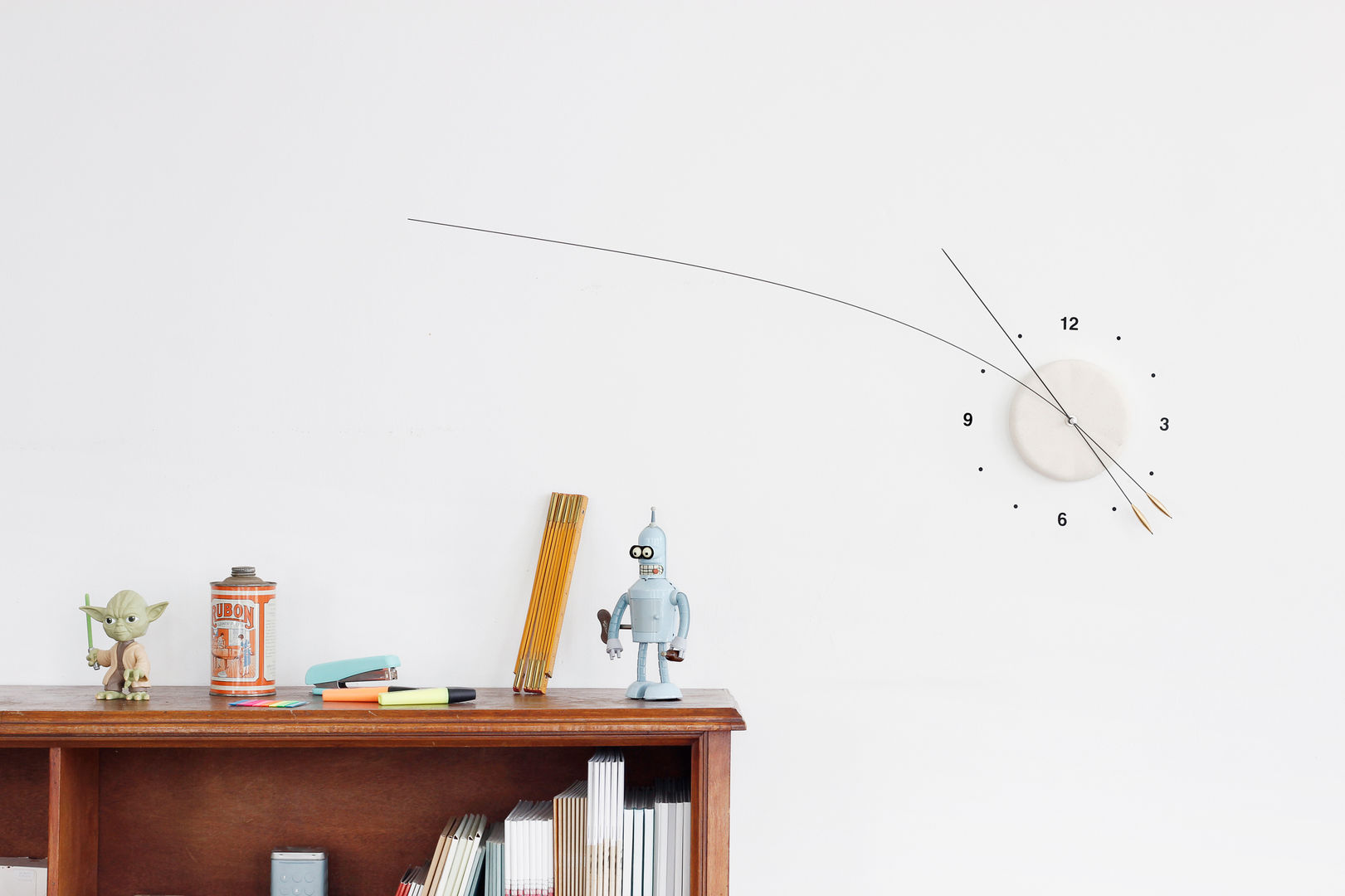 Lithe Clock, Studio Ve Studio Ve Minimalistyczny salon Akcesoria i dekoracje