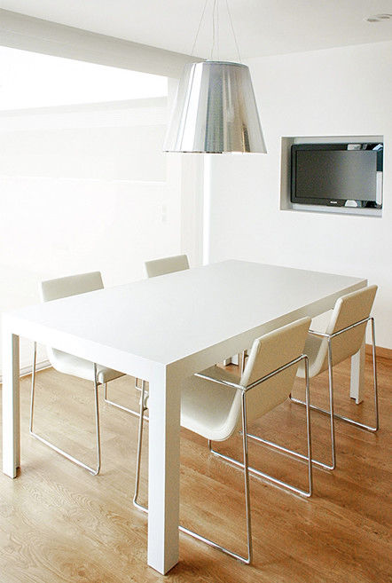 Mesa de comedor en la cocina office. La Pobla. Chiralt Arquitectos. Chiralt Arquitectos Cocinas de estilo minimalista Mesas y sillas