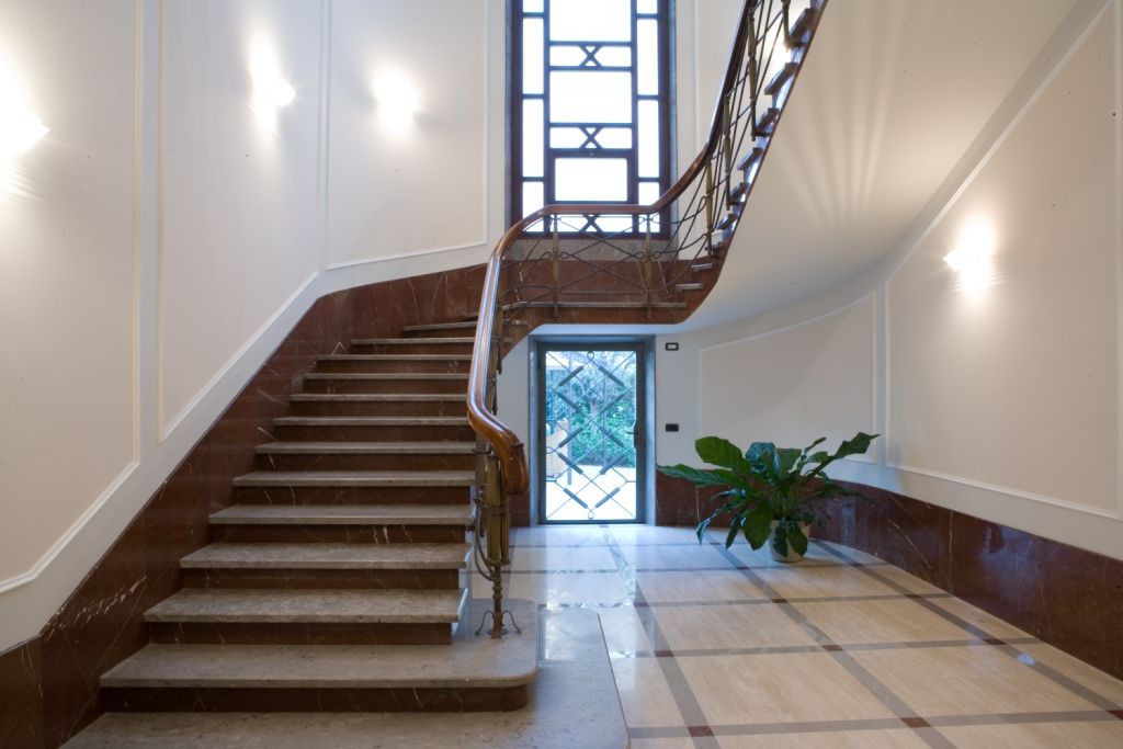 una casa deco', archbcstudio archbcstudio Pasillos, vestíbulos y escaleras de estilo moderno
