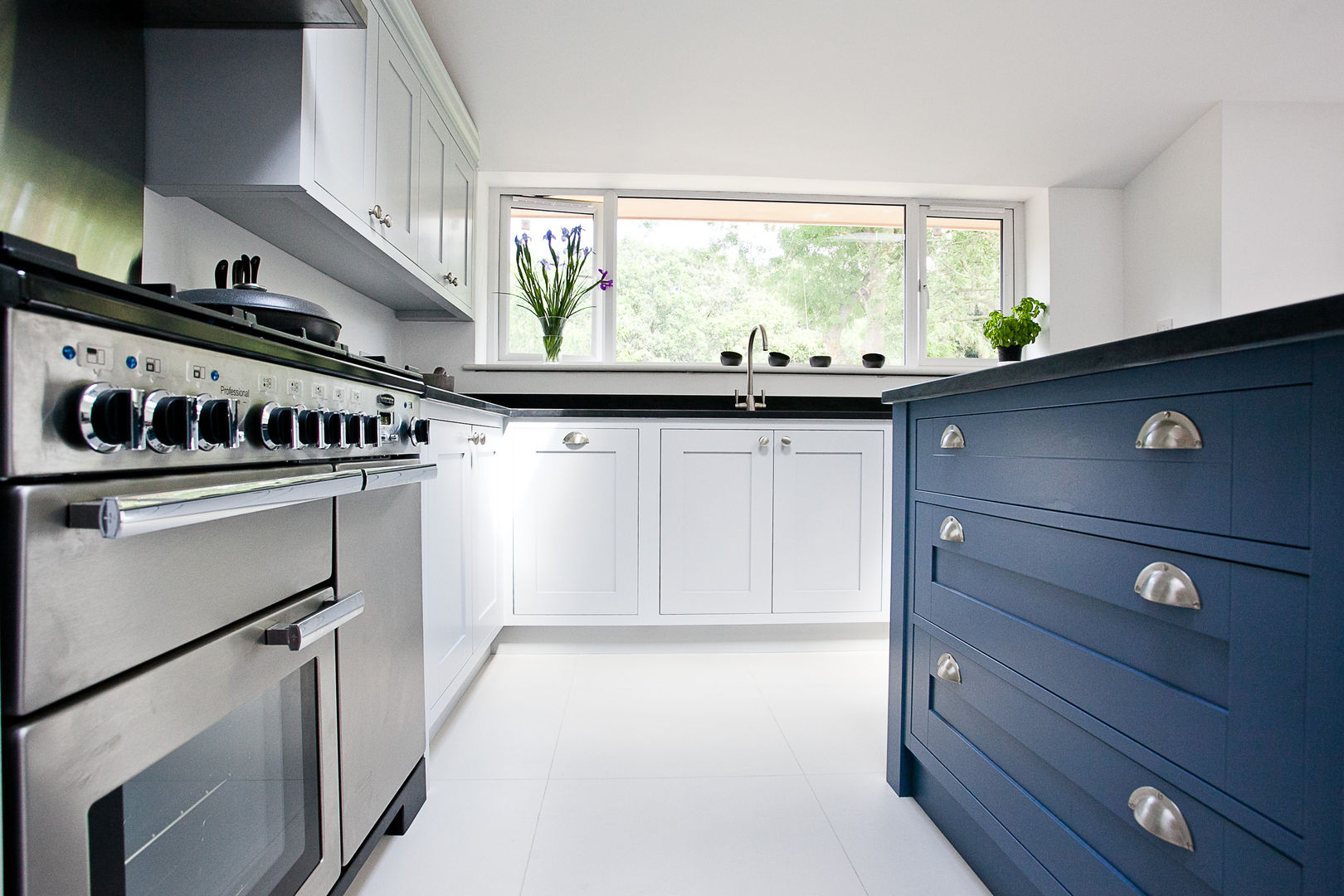 Blue & Grey shaker kitchen homify Cocinas de estilo moderno