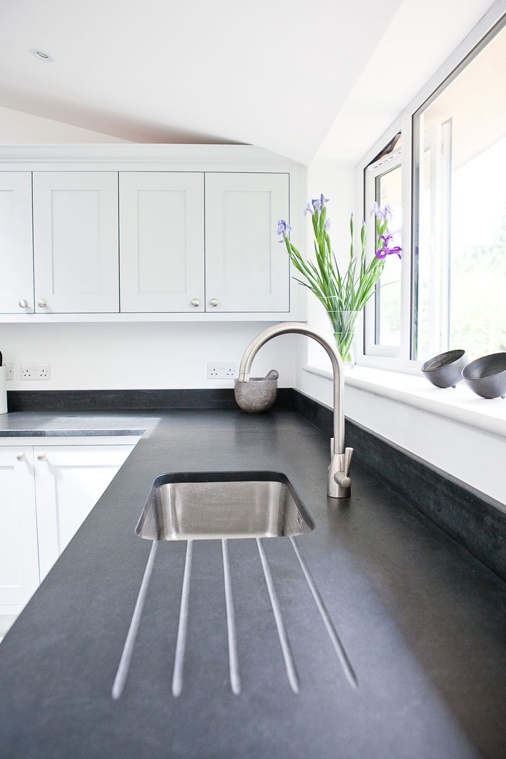 Honed black granite homify 모던스타일 주방