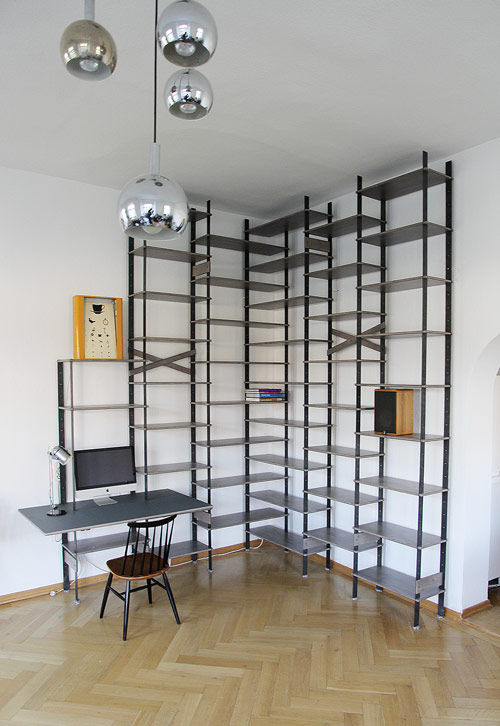 Regal in Graustufen, Tuba Design Tuba Design Minimalist Oturma Odası Raflar