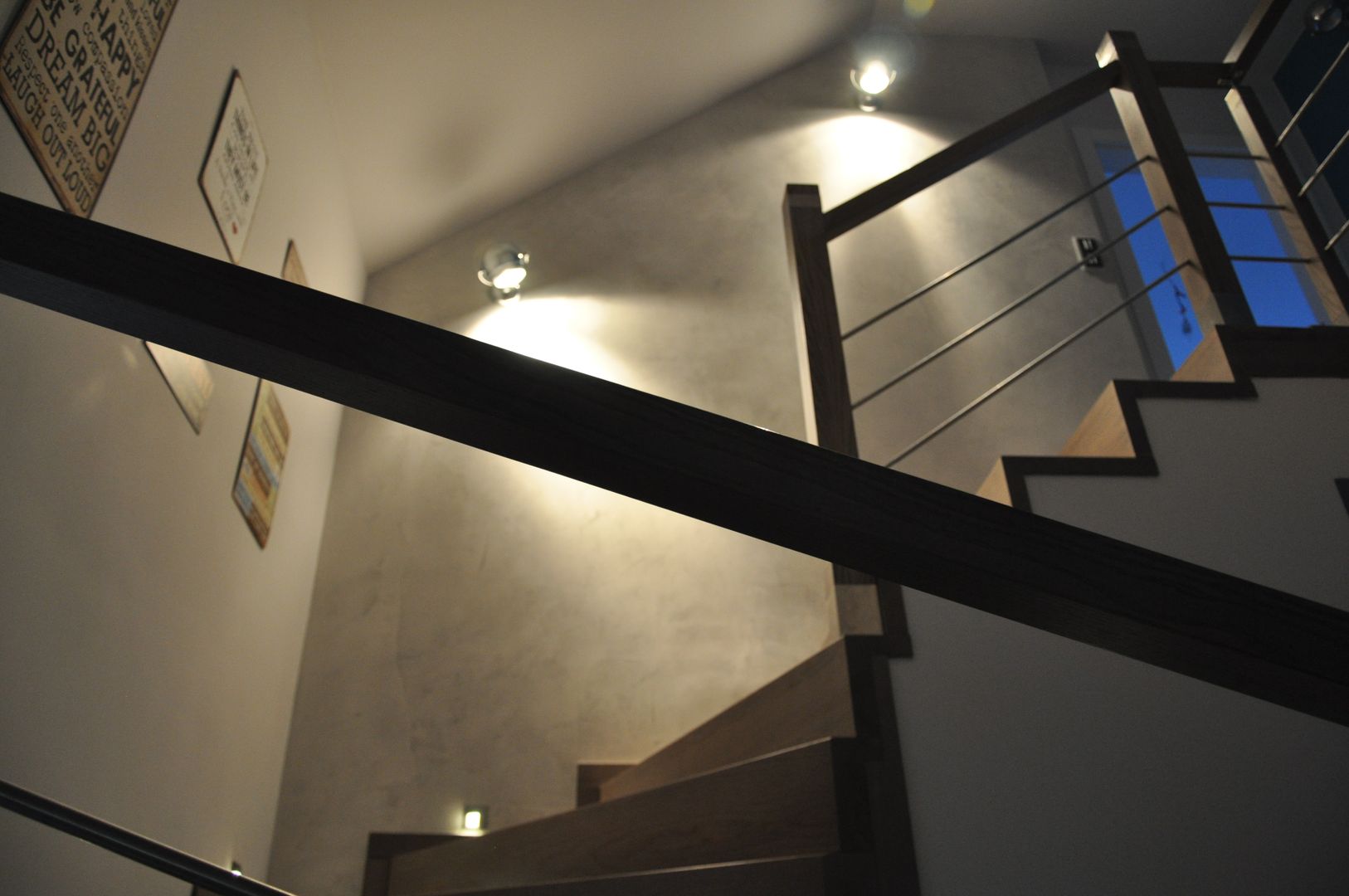 Brick in the wall ..... stairs to heaven;), Perfect Home Perfect Home Pasillos, vestíbulos y escaleras de estilo moderno